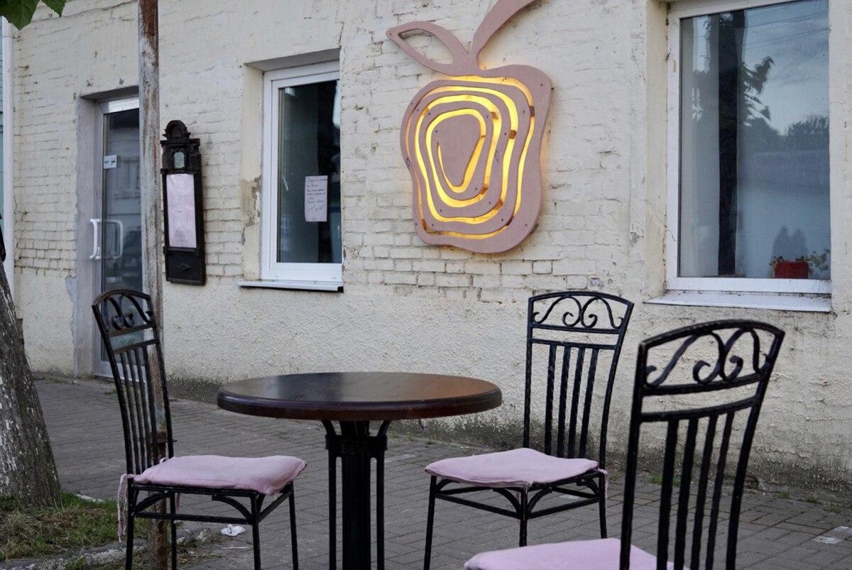 Кофейня «Где-то здесь» поставила столики прямо на улице рядом с кафе.