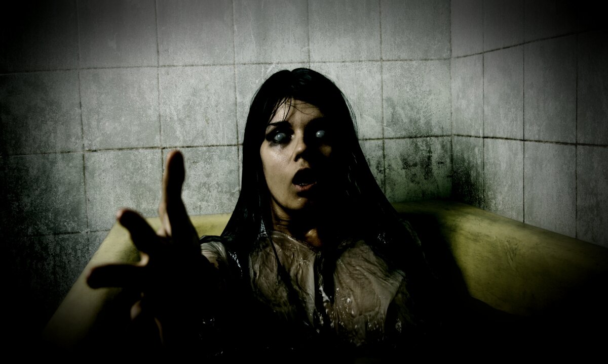 В этой игре нужно вызвать дух ужасного призрака, который будет преследовать вас весь день. Цель игры – уклоняться от призрака и не дать ему поймать вас.

Внимание: Мы советуем вам не играть в игру “Дарума-Сан”. Говорят, что эта игра может привести к ужасным последствиям.

Инструкция:

Шаг 1: Перед тем, как лечь спать, разденьтесь и зайдите в ванну.

Шаг 2: Заполните ванну водой и выключите свет.

Шаг 3: Сядьте в средине ванны, глядя на краны.

Шаг 4: Вымойте волосы, повторяя такие слова “Дарума-Сан упала. Дарума-Сан упала”.

Шаг 5: Моя волосы, представляйте, что в ванне стоит женщина японка. Она скользит и падает на ржавый кран. Кран попадает ей в глаз и убивает её.

Шаг 6: Продолжайте повторять слова “Дарума-Сан упала. Дарума-Сан упала”, пока не закончите мыть волосы. Всё это время ваши глаза должны быть закрытыми.

Вы можете услышать или почувствовать легкое движение в ванной за вами. Держите глаза закрытыми. Не пытайтесь посмотреть, что там. Вы только что вызвали призрак.

Позади вас поднимется призрак женщины. Вы почувствуете её присутствие, и как она буравит вас своим взглядом. Её голова будет за вашим правым плечом. У неё длинные чёрные запутанные волосы. У неё грязная и рваная одежда. У неё лишь один глаз. Её левый глаз широко открыт и кровоточит. Правый глаз у неё отсутствует, там лишь пустая, красная от крови глазница.

Шаг 7: Когда вы почувствуете присутствие призрака, скажите вслух: «Почему ты упала в ванну?”

Шаг 8: Держите глаза закрытыми, встаньте и выходите из ванны. Будьте осторожны, не упадите. Выходите из ванной и закройте за собой дверь. Теперь можно открыть глаза. Воду в ванной оставьте на ночь, не спускайте её. Идите спать.

На следующее утро, когда вы проснётесь, начнётся игра. Призрак одноглазой женщина будет преследовать вас. Всякий раз, когда вы будете оглядываться, чтобы посмотреть на неё, она будет исчезать. В течение всего дня, когда вы будете оглядываться через правое плечо, вы мельком сможете заметить её. Она будет приближаться всё ближе и ближе, не позволяйте ей поймать вас.

Если вы, взглянув через плечо, увидите, что призрак подобрался к вам слишком близко, вы должны крикнуть “Tomare!”, что значит “Стой!”, и бегите со всех ног. Это позволит вам на некоторое время увеличить дистанцию между вами и одноглазой женщиной.

Чтобы закончить игру, вы должны уловить видение призрачной женщины и крикнуть “Kitta!”, это значит “Я отрезаю, ты проиграла!” Затем сделайте перед собой режущее движение рукой вниз, как в каратэ.

Вы должны завершить игру до наступления полуночи. В противном случае одноглазая женщина станет преследовать вас в ваших снах.

Правила игры:

Не открывайте глаза, когда в первый раз почувствуете призрака.
Не допустите, чтобы призрак вышел за вами из ванной. Сразу закройте дверь.
Не заходите в ванну после того, как вышли оттуда.
Не сливайте ванну до утра.
Не позволяйте одноглазой женщине догнать вас.

Последний совет:

Не играйте в эту игру. Это очень опасно. Вызывая призраков, вы можете стать одержимы демоном и умереть в страшных муках. Вы также можете поскользнуться, упасть и убиться в ванне. Если вы неправильно завершите игру, призрак может продолжить преследовать вас до конца жизни. Не играйте в эту игру.

