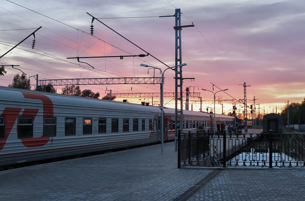 Москва красноярск поезд пути. ЖД станция Алексиково. Поезд белые ночи. Скорый поезд. Ночной поезд.