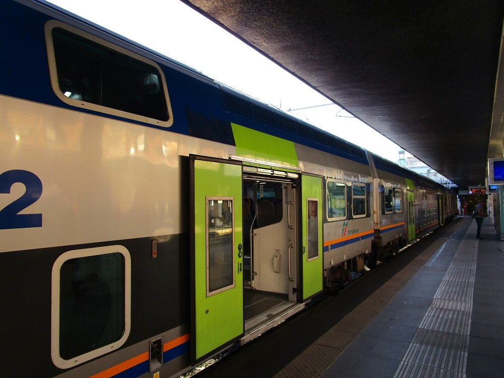 Типичная 2-этажная итальянская электричка на вокзале Санта-Лючия в Венеции.