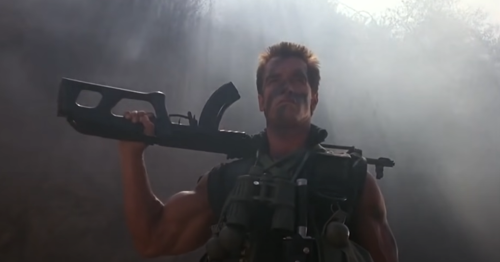 Брутальный Арни со своим пулемётом - кадр из фильма 