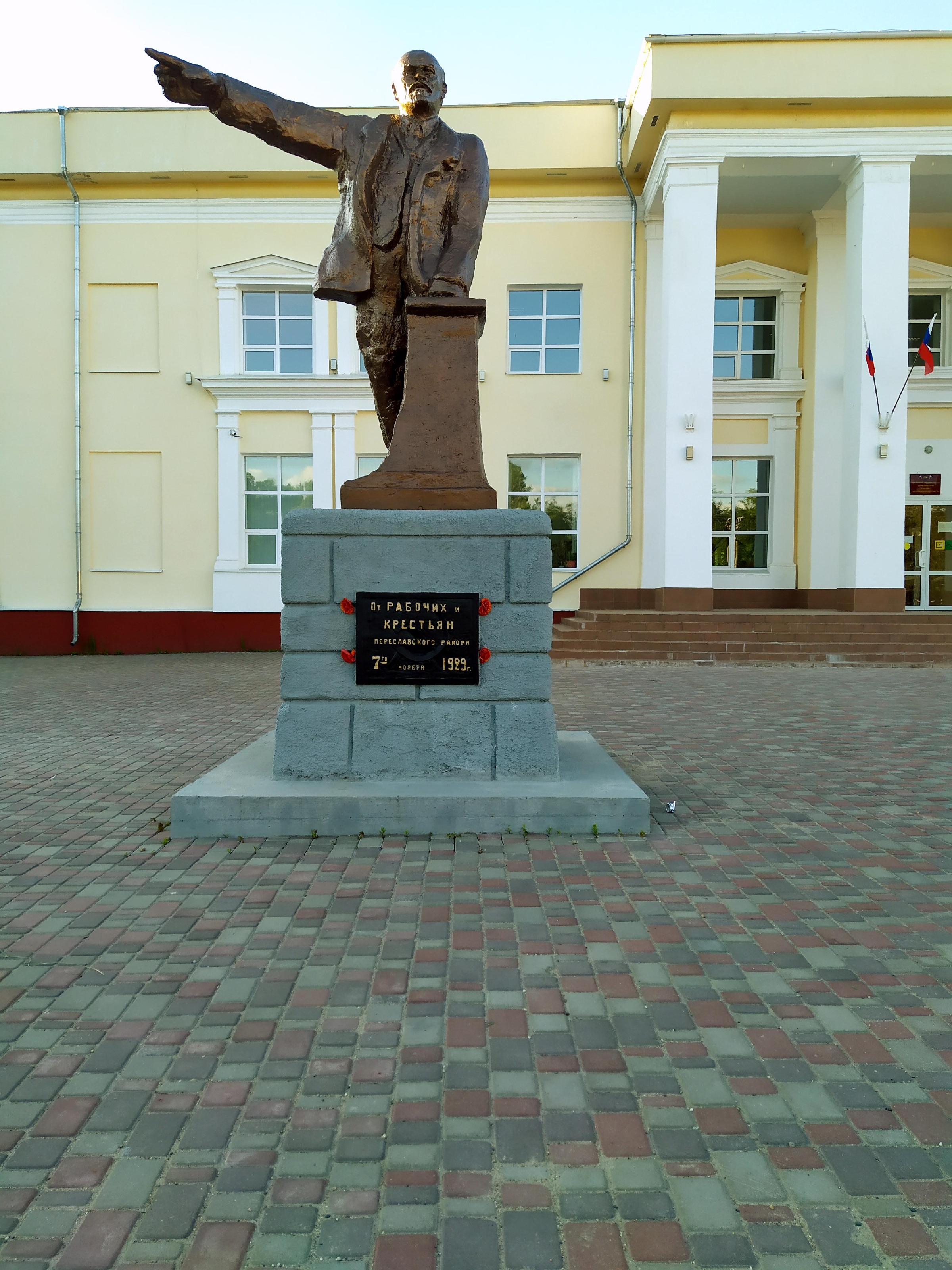 памятник ленину в москве на октябрьской площади