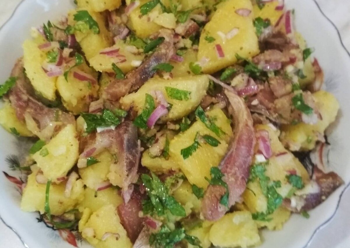 Этот салат с неповторимым вкусом и очень аппетитным видом готовится быстро и просто.Салат очень вкусный,его можно подать и как основное блюдо на ужин.Главное,чтобы сельдь не была сильно соленой,если это так,то перед готовкой ее нужно замочить на ночь в воде или молоке и потом промыть и обсушить бумажными полотенцами.