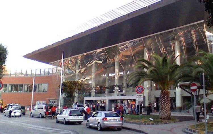 Международный аэропорт Неаполя - Capodimonte. Пункт Tax free находится в центре на 1 этаже