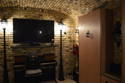 Фортепиано для занятий музыкой. Встроенная полка , плазменный телевизор, благодаря запущенным шнурам HDMI поддерживаются синхронизация с компьютером, видеоигры , подключение к тарелкам