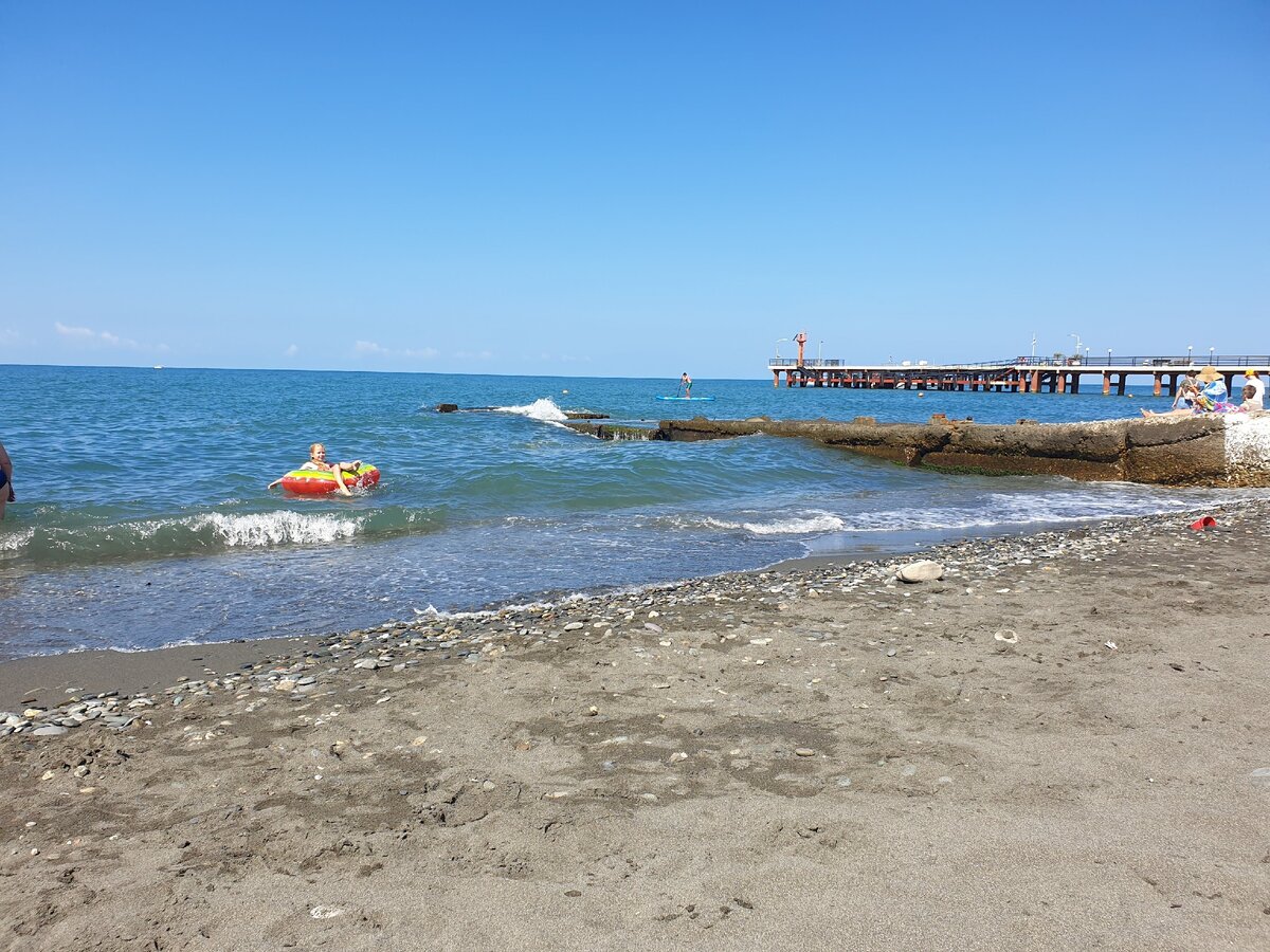 где в адлере чистое море и хороший пляж и не впадает канализация