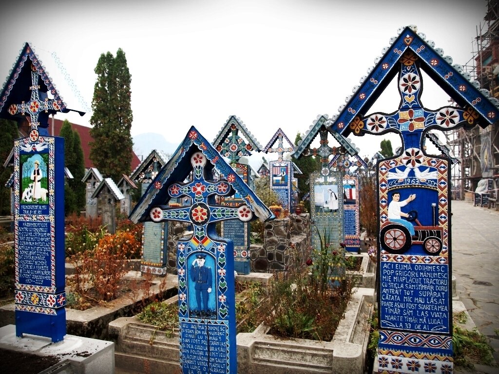 Здесь похоронены милиционер и тракторист