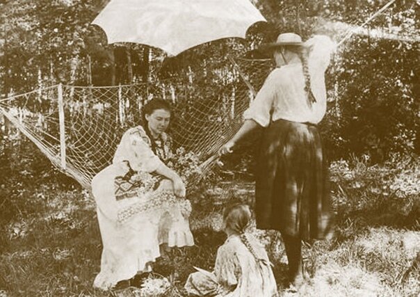 Л.Д. Менделеева в гамаке в Боблово