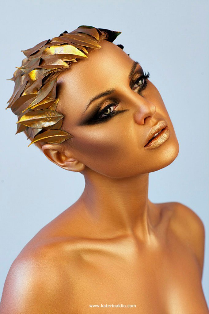 ровный золотистый оттенок на лице, шее и декольте