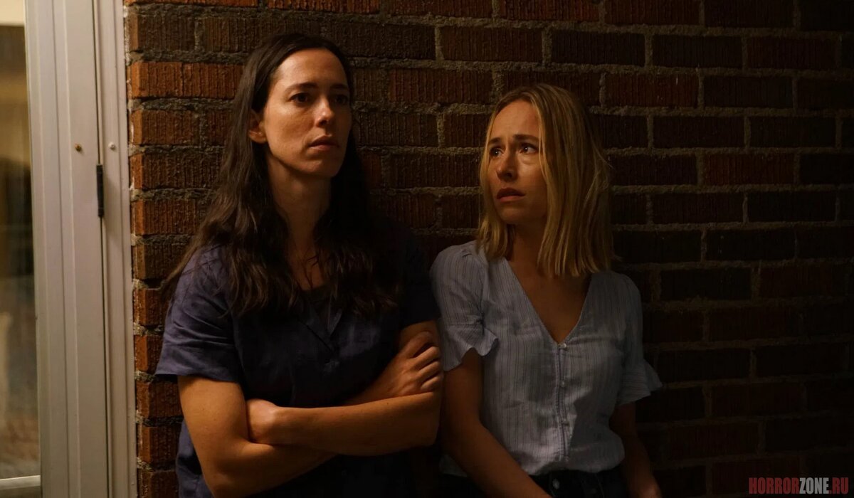 Жанр: ужасы, триллер. Режиссёр: Дэвид Брукнер. В ролях: Ребекка Холл, Сара Голдберг, Стэйси Мартин