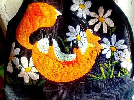 Через 1,5 месяца после изучения техники  я вышила первый рюкзак. Фото автора.