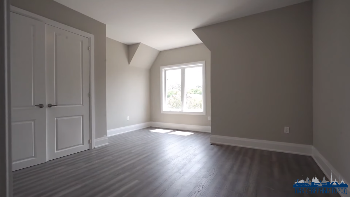 Стиль баухауз зародился в 20-х годах прошлого века, в Германии. Основателем стал архитектор Вальтер Гропиус — руководитель высшей школы строительства и конструирования. Идея стиля заключалась в максимально эффективном использовании жилого пространства, отказе от излишней роскоши и фактурных форм, в пользу эргономики и функционализма.