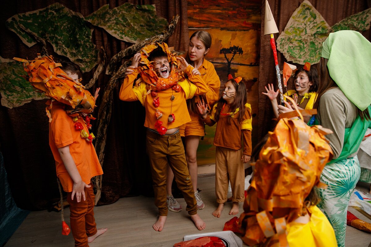 Запишите стеснительного, замкнутого, застенчивого ребенка в театральную студию и он стает львом сцены!