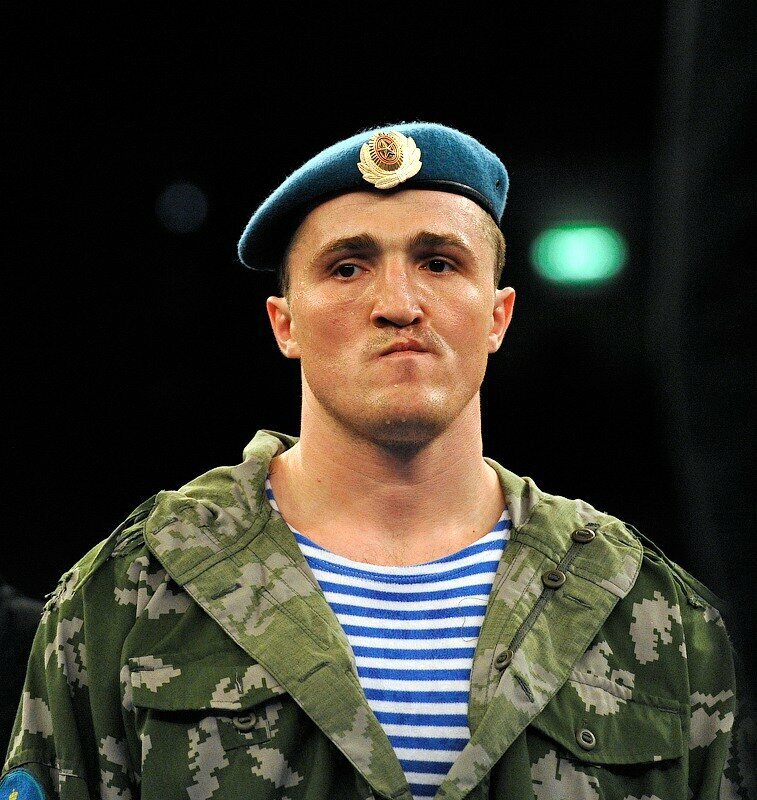 — Чо это у тебя след от сапога на заднице?
— Да это я в парашютную школу записался...