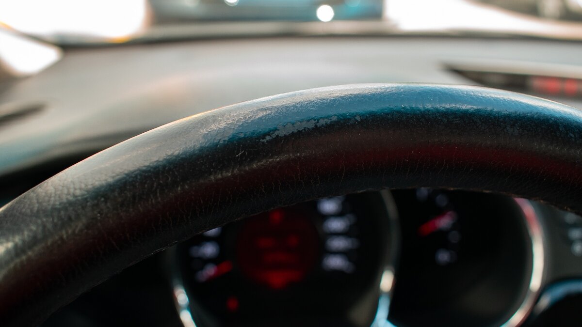 Руль стёрся в местах швов, снизу и сверху