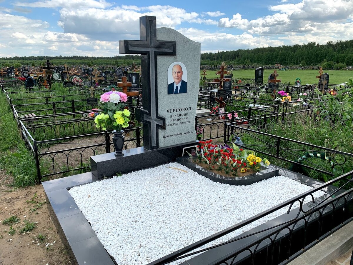 Гранитные вазы на могилу — купить в Москве