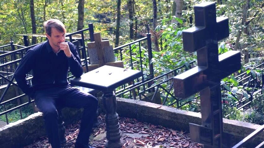 Человек на кладбище