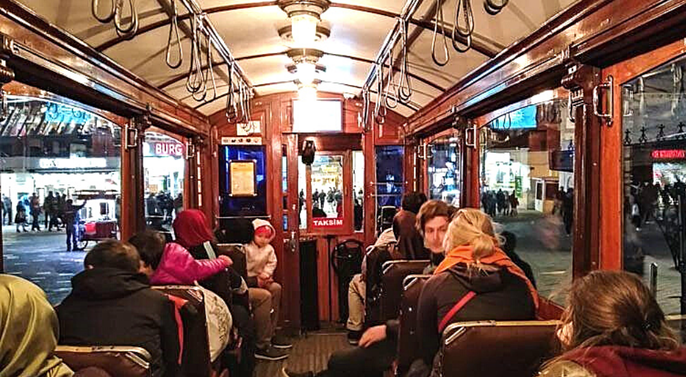 Выставка ретро трамваев в москве 2024. Ретро трамвай Стамбул Истикляль. Трамвай Ностальжи Стамбул. Трамвай на Истикляль в Стамбуле. Красный трамвайчик в Стамбуле.