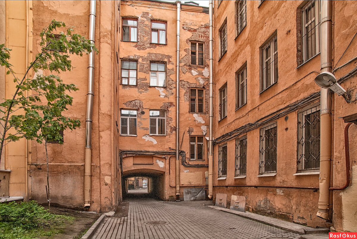 Дворы спб. Петербургский дворик Санкт-Петербург. Санкт-Петербург улица Гороховая 32 внутренний двор. Обшарпанные дворы колодцы Питера. Санкт-Петербург кирпичный переулок двор.