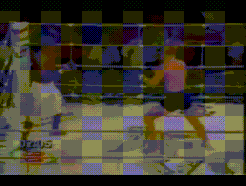 Бразилец выкидывает Александра Шлеменко за пределы ринга в попытке перевести поединок в борьбу