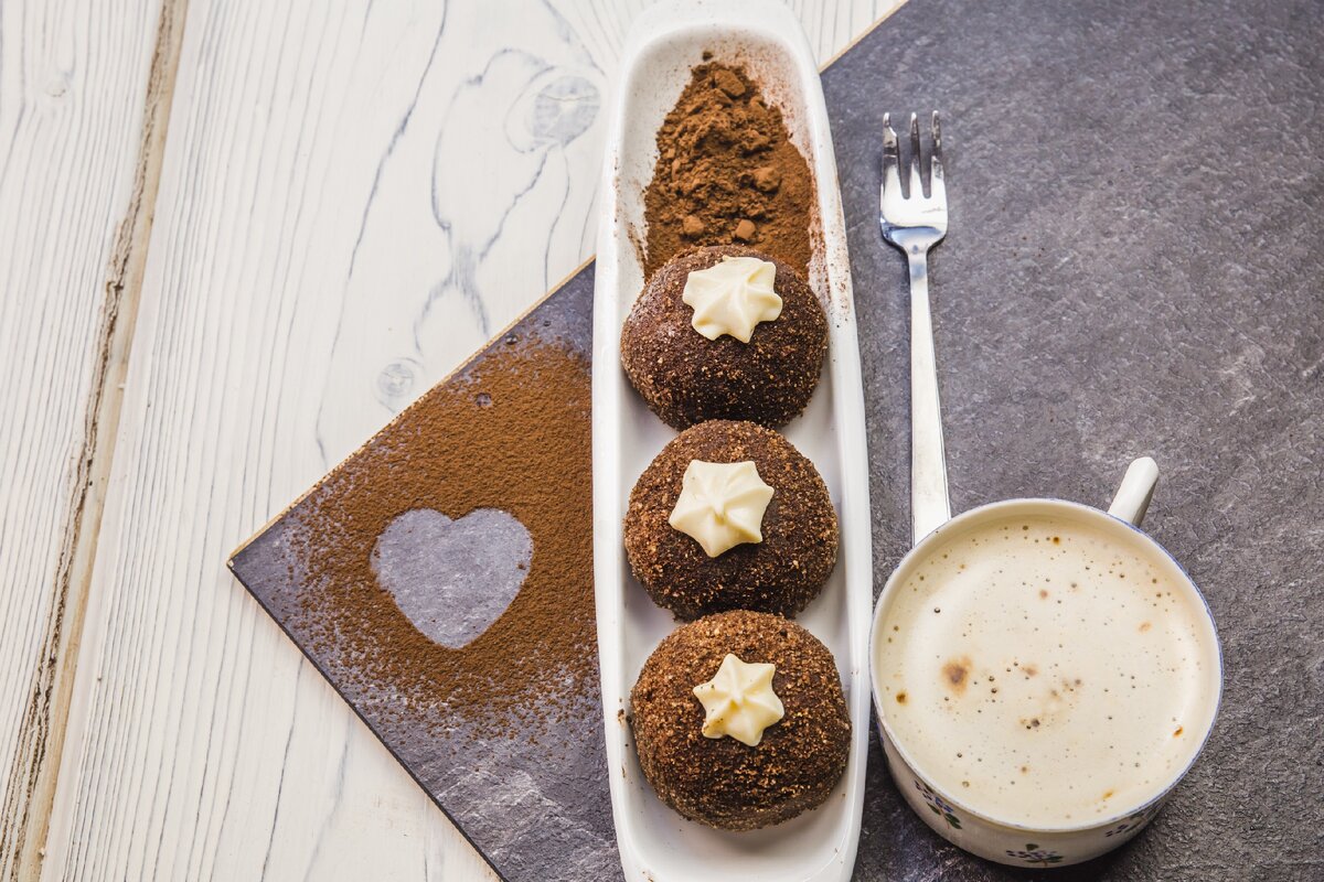 По советскому ГОСТу структура пирожного должна быть неоднородной, а цвет исключительно белым