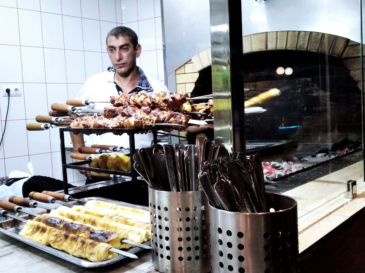 Готовые хачапури ждут своих гурманов