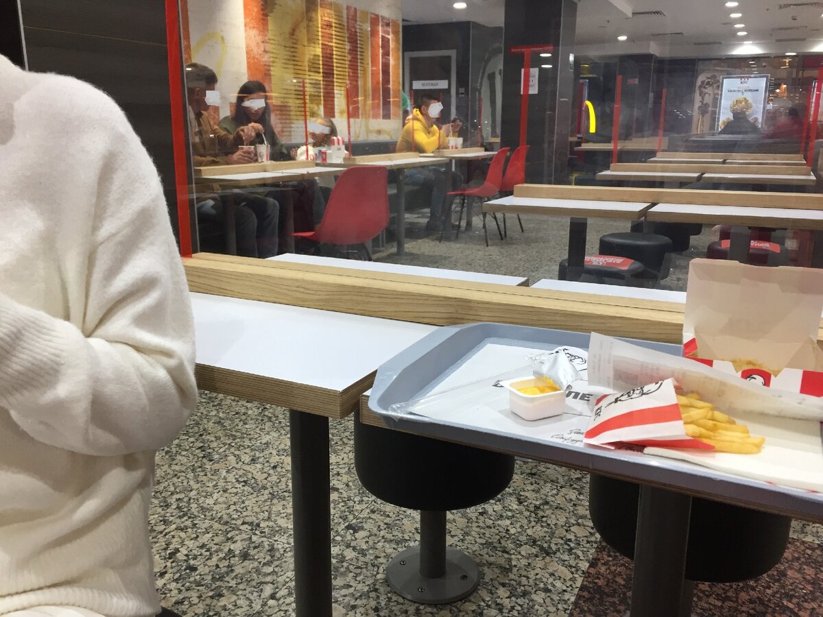 Папа, мама, дочь сидят на одной стороне, стул с другой пустует (решил замазать лица посетителей).