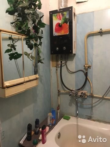 Идеальный вариант коммунальной ванны. Хотя местами может быть плесень, но ее ретушируют на фото. Газовая колонка - тоже обязательный атрибут коммунальной квартиры.