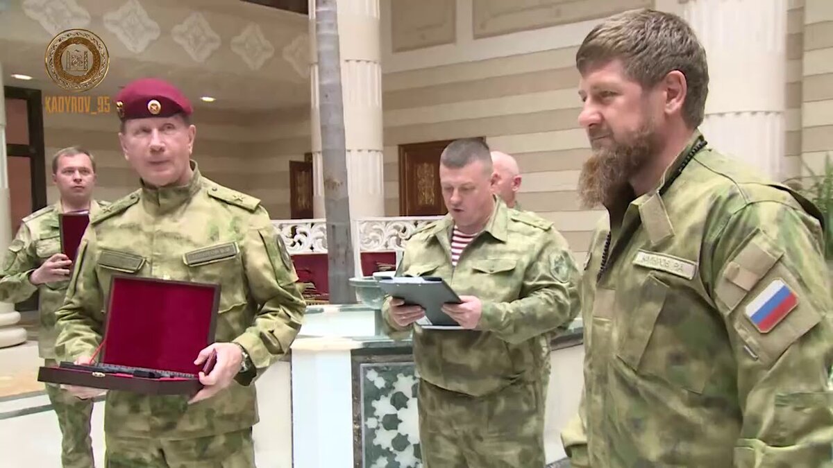 Награждение рамзана кадырова. Виктор золотов в чечне. Золотов и кадыров. Золотов наградил рамзана кадырова. Фото рамзана кадырова 2022.