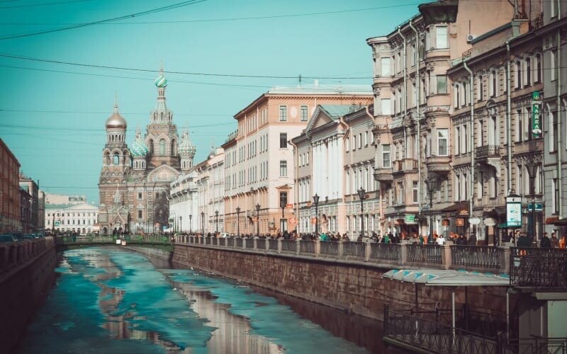 То, чего ждали многие жители Санкт-Петербурга, наконец, произошло. С сегодняшнего дня в Северной Столице официально открылись рестораны и торговые центры.