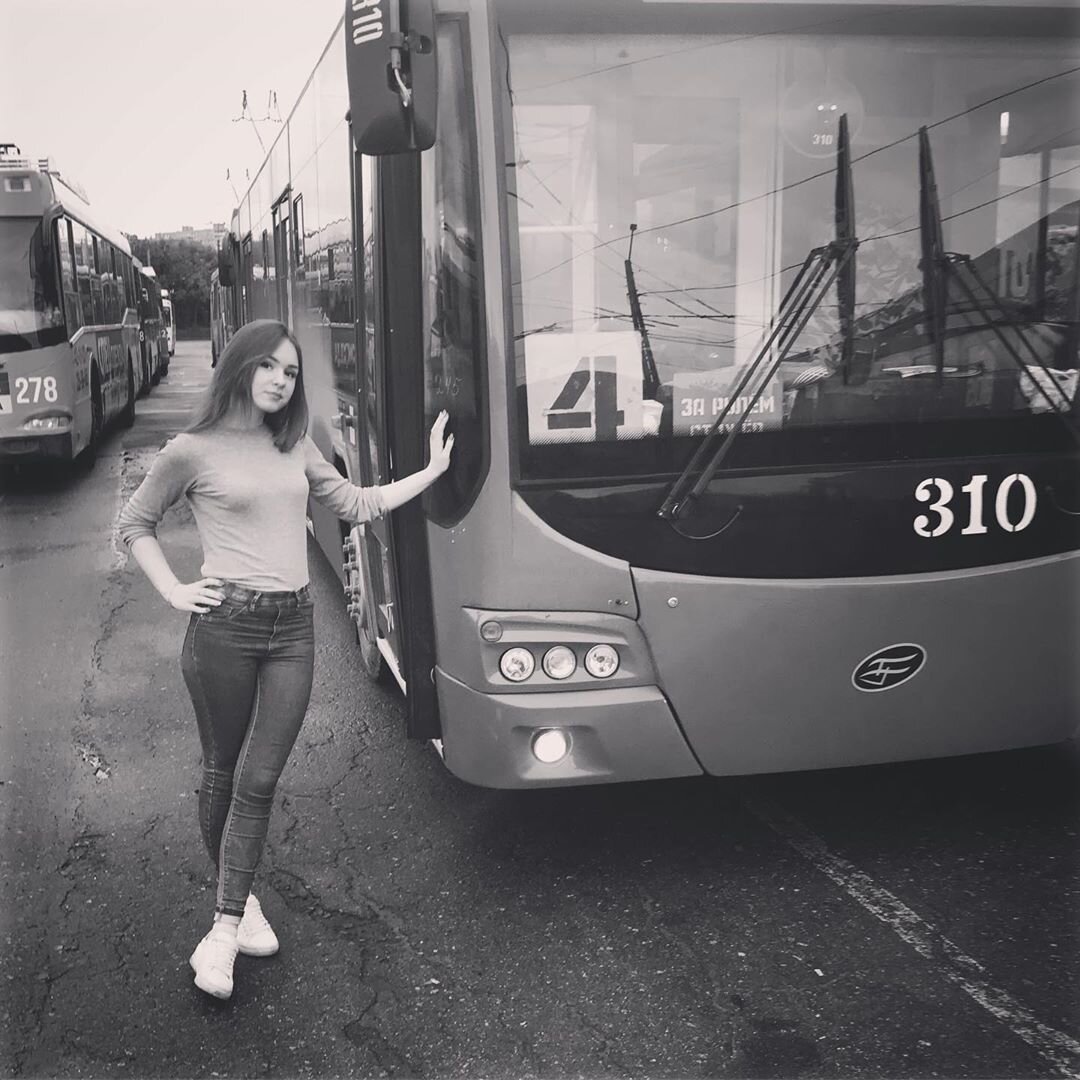 Автобус с девушками фотомоделями
