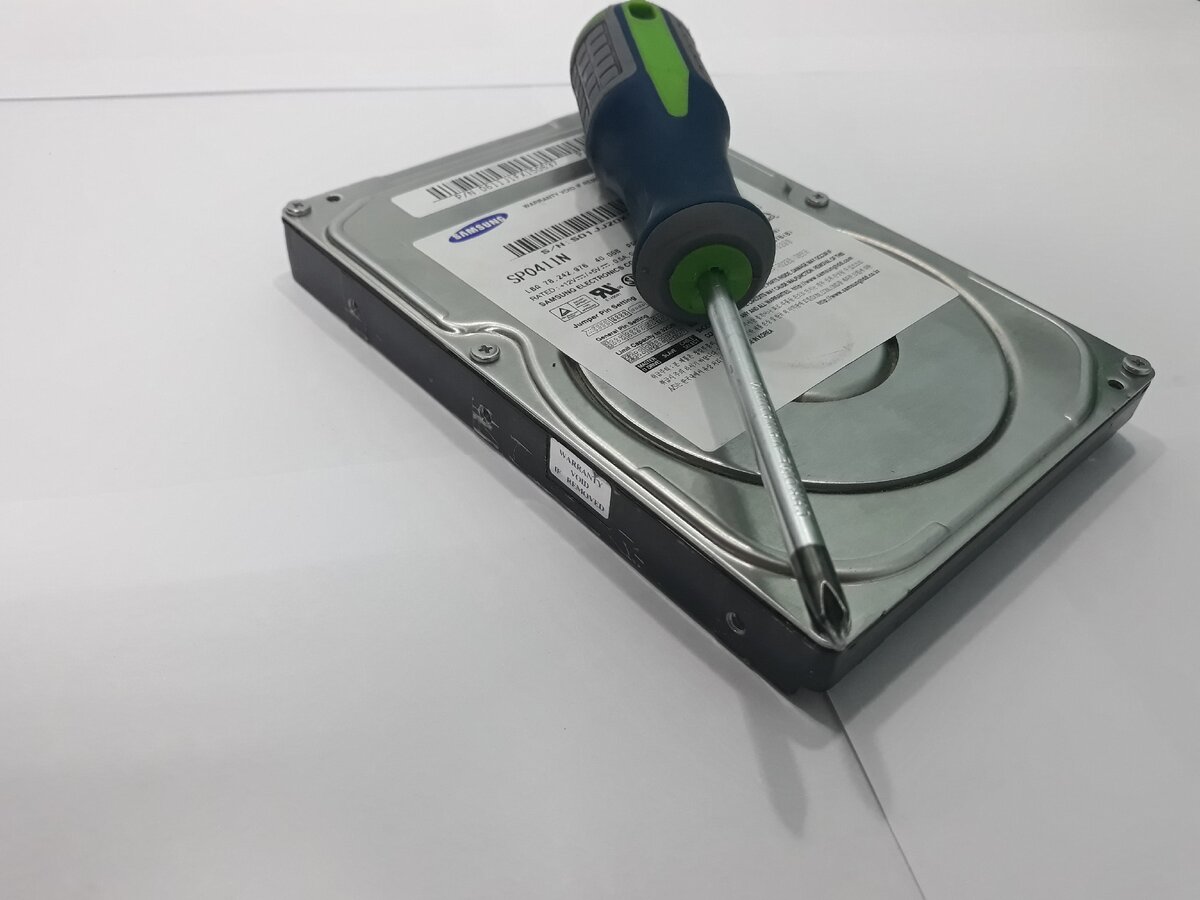 Необходимые предметы: жесткий диск, отвертка.