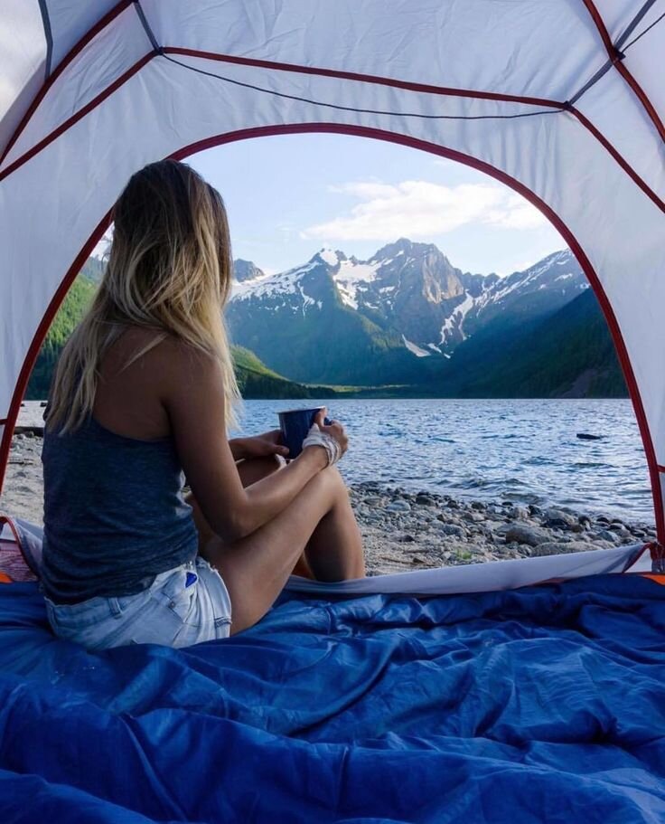 Идея для фото в палатке. Кадр из открытого источника
