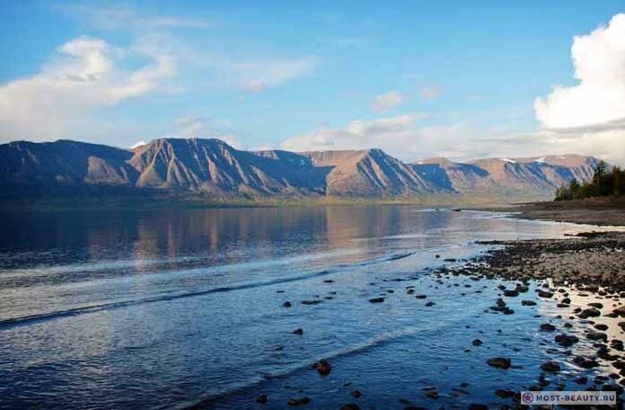 На севере и западе плато обрывается крутым уступом (800 и более м), в то время как южная и восточная части характеризуются пологими склонами. Максимальная высота плато — 1701 м.
