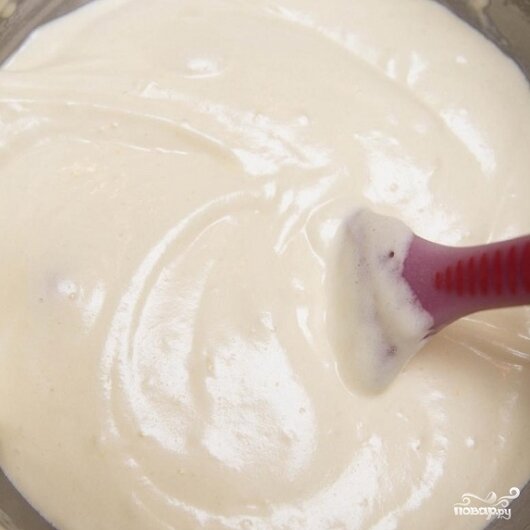 2. В яично-сахарную массу постепенно введите муку, мешайте тесто деревянной ложкой.