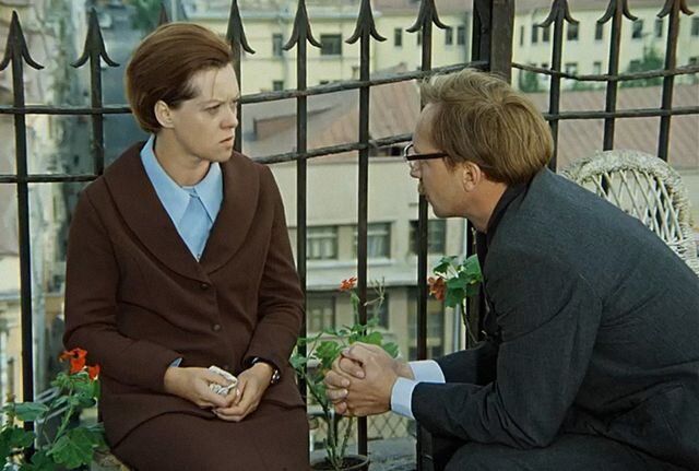 кадр из к/ф "Служебный Роман" 