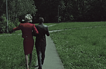 Журналист и Восьмиглазова идут есть рыбу, но по пути встречают сложнейшее препятствие - перекресток (источник - youtu.be/UcrqZuxO3qY)