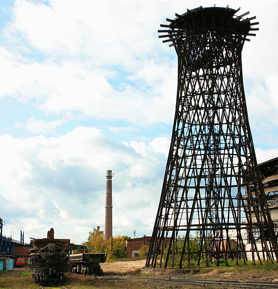Вот она - красавица башня. Стоит посреди построек металлургического завода
