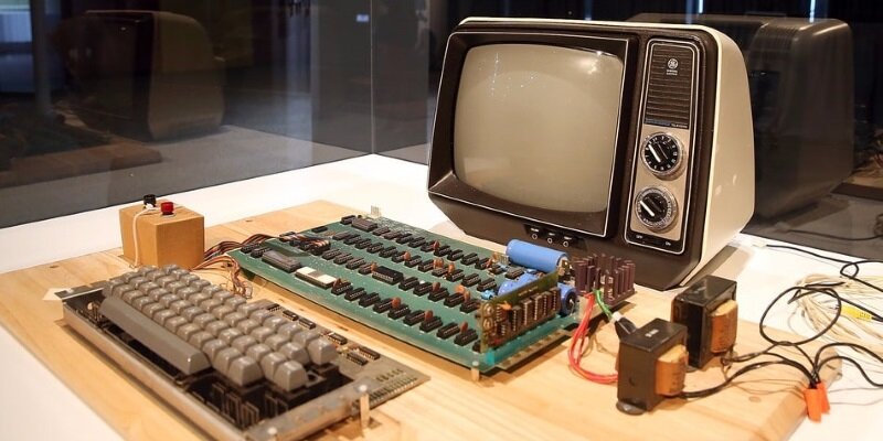 Источник: https://www.iguides.ru/main/gadgets/kompyuter_apple_i_prodali_za_30_mln_rubley/