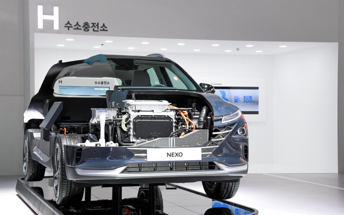 На  этой фотографии, предоставленной автопроизводителем, Hyundai Motor  представляет свой электромобиль на топливных элементах Nexo на  водородной выставке мобильности, которая состоялась 1 июля 2020 года на  KINTEX в Кояне, к северу от Сеула. (Hyundai Motor Group)
