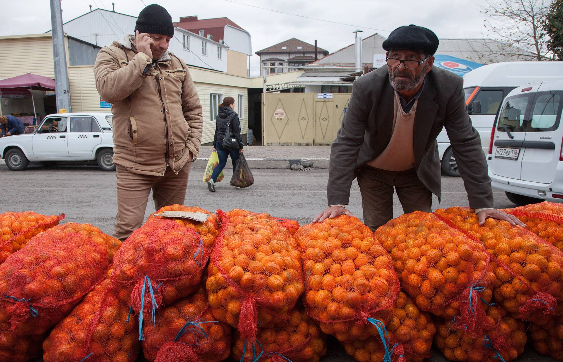 Грузин мандарин. Торговля мандаринами. Азербайджанцы на рынке. Апельсины на базаре. Мандарин овощной рынок.