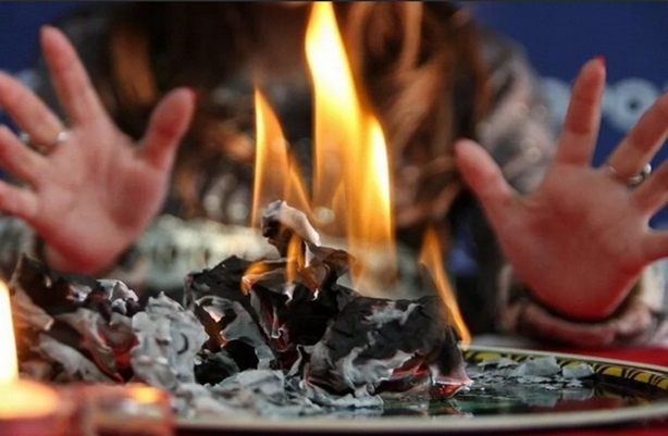 Не совсем шуточная картинка из просторов интернета о гадании на бумаге