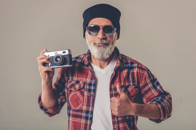 Источник фото: https://ru.freepik.com/premium-photo/bearded-stylish-mature-man-in-casual-shirt_5134343.htm