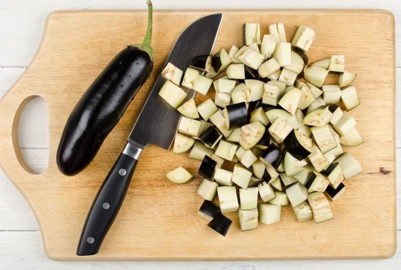 Почистить и порезать баклажаны небольшими кубиками.