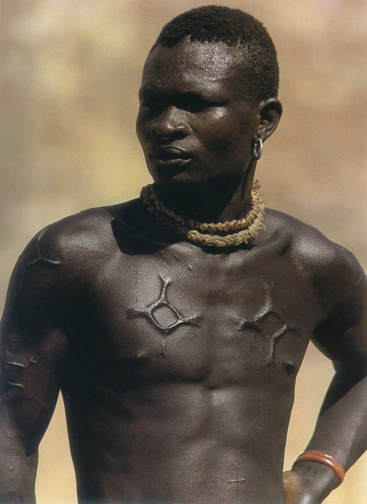 Думаю, мало кто удивится, что люди с таким цветом кожи проживают на территории Африки. Обычно именно представители негроидной расы обладают такого рода оттенками. Хотя и не только они!-2
