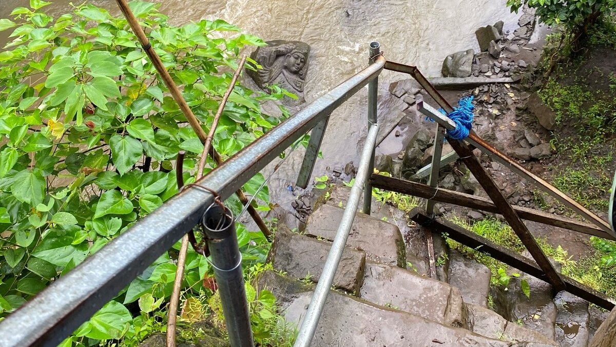 На этом фото видно не только красивый камень, но и ужасную лестницу, по которой мы не стали спускаться дальше