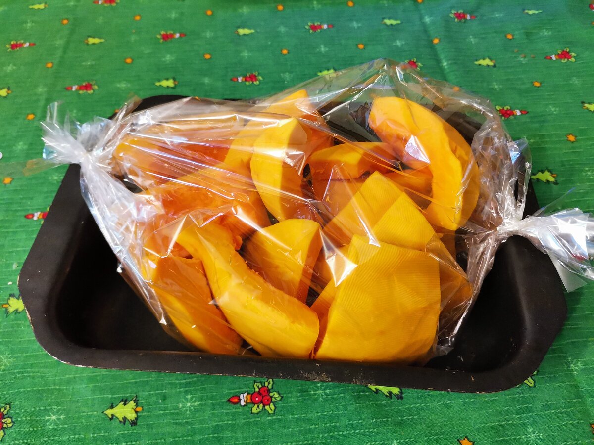 Размещаем пакет с тыквой в лотке