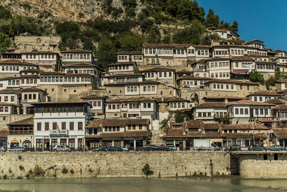 Города албании. Берат (город). Берат город тысячи окон. Dhermi Албания. Берат Албания достопримечательности.