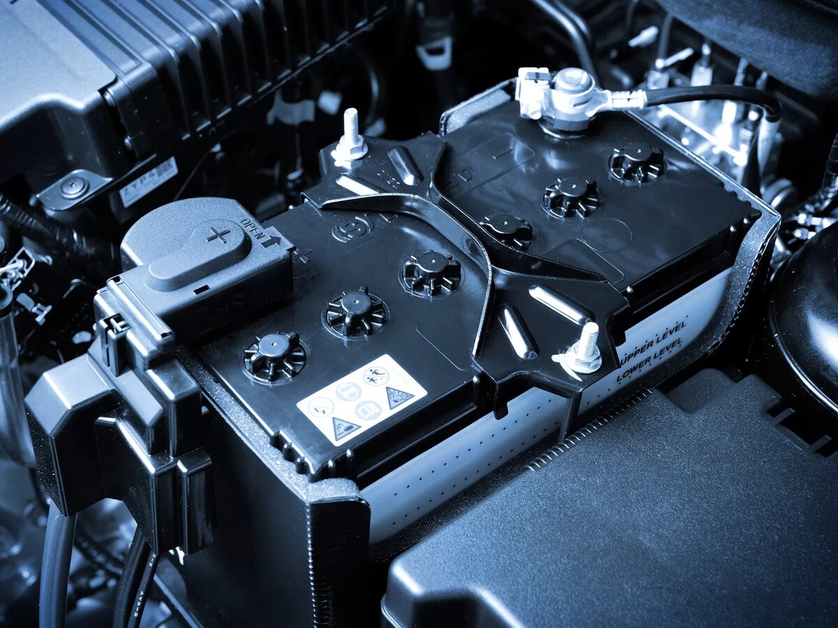 Пришли холода и первые ночные заморозки – а, значит, стоит ждать неприятных сюрпризов от стареньких аккумуляторов, которые теплым летом еще кое-как справлялись со своими задачами. Автовладельцы отправляются в магазин за новыми батареями, и многим приходит в голову мысль: а может быть, взять емкость побольше прежней?