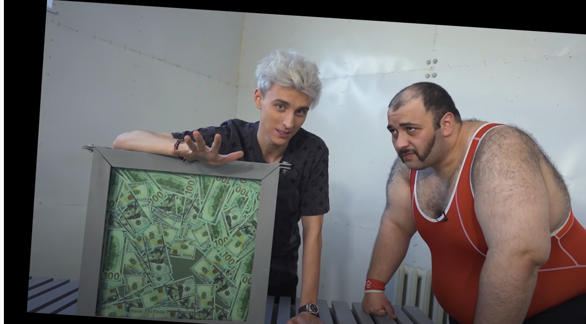 Ящик с фейковыми деньгами за бронированным стеклом